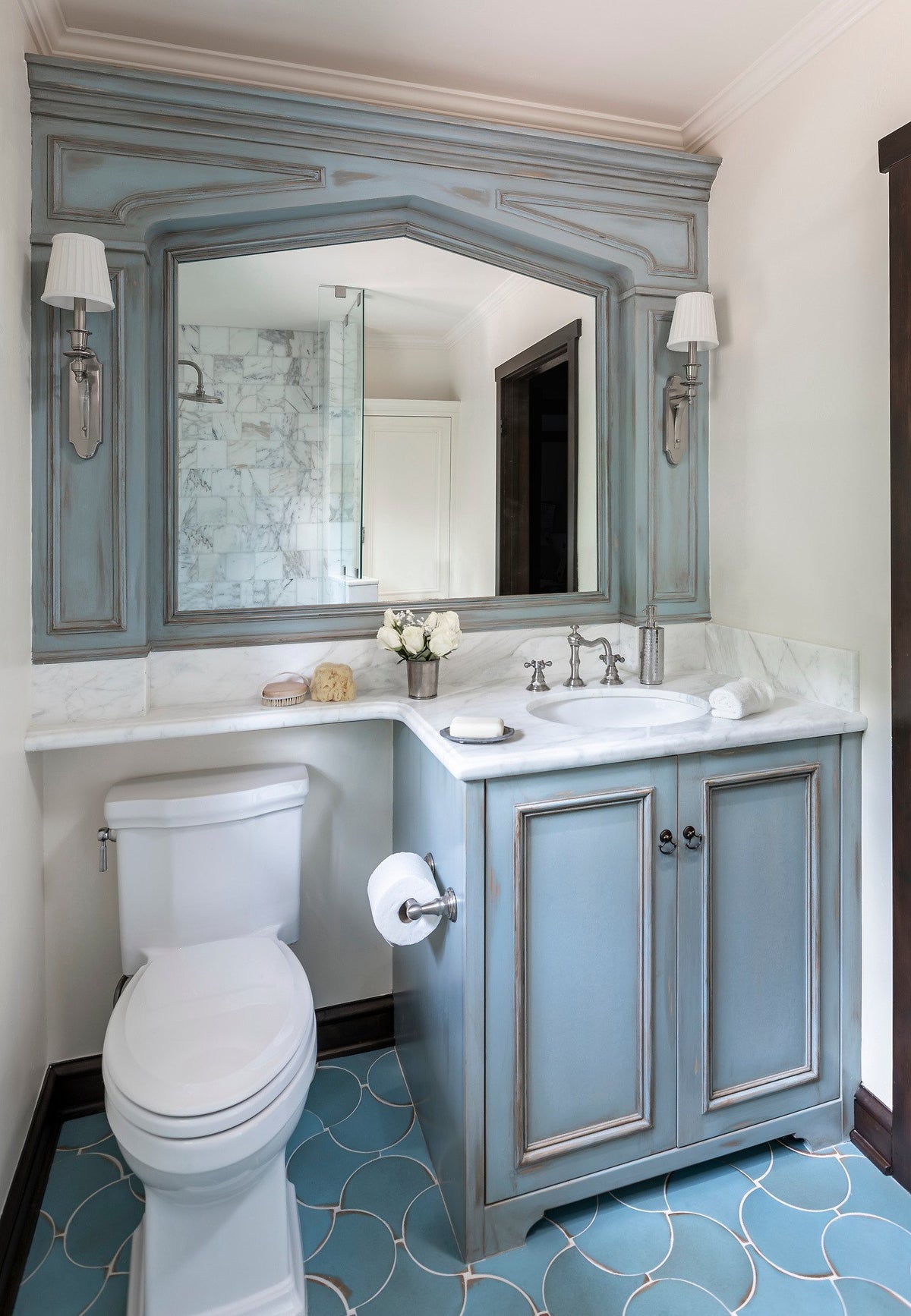 Bathroom with blue Conche floor