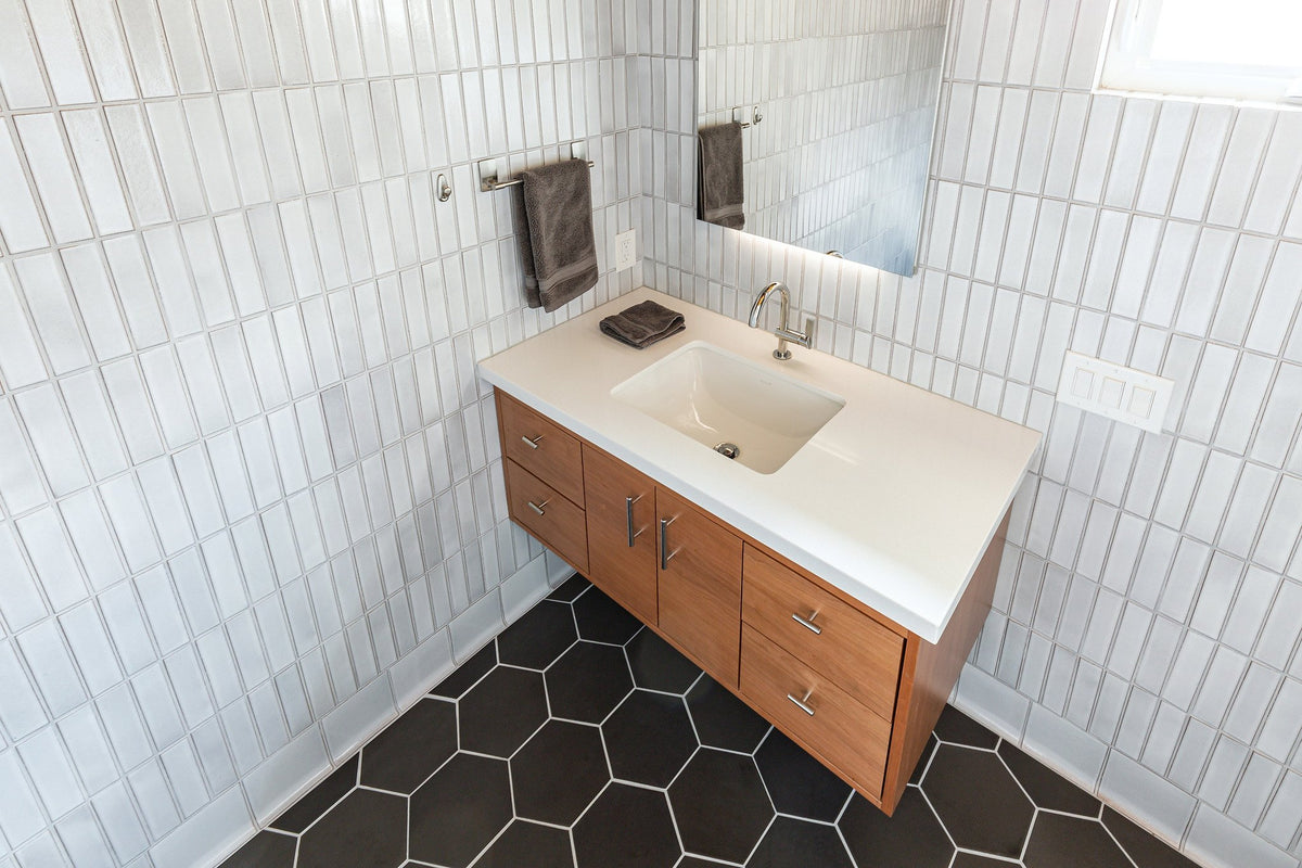 Bath with May Gray hexagon floor