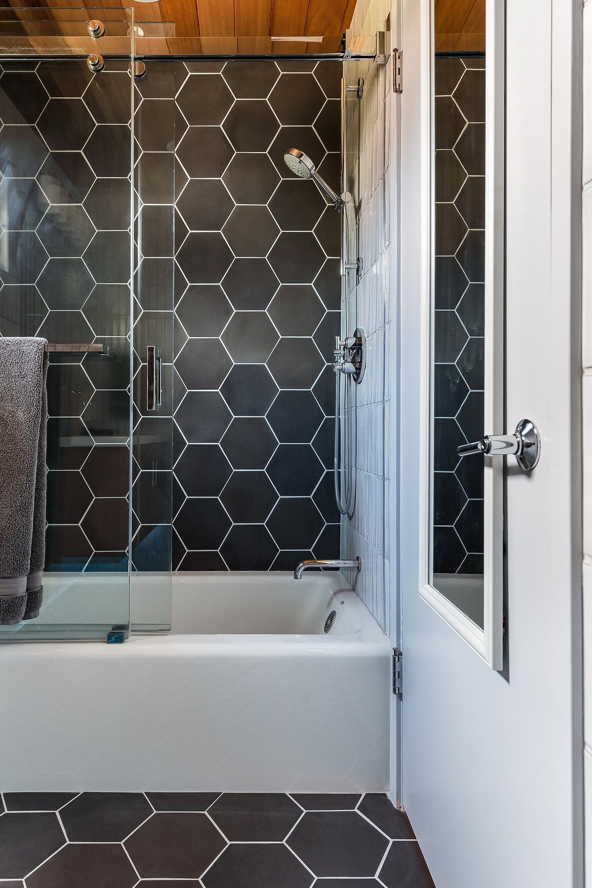 Tub surround in May Gray hexagon