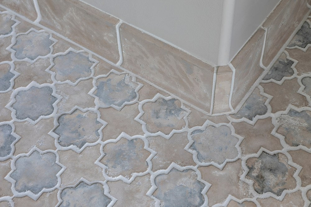 Artillo cove base turning an outside corner, meeting an Arabesque 8C floor, Winslet Blend color
