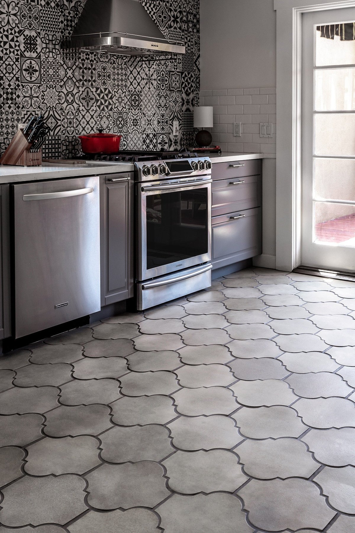 Patterned backsplash above the range