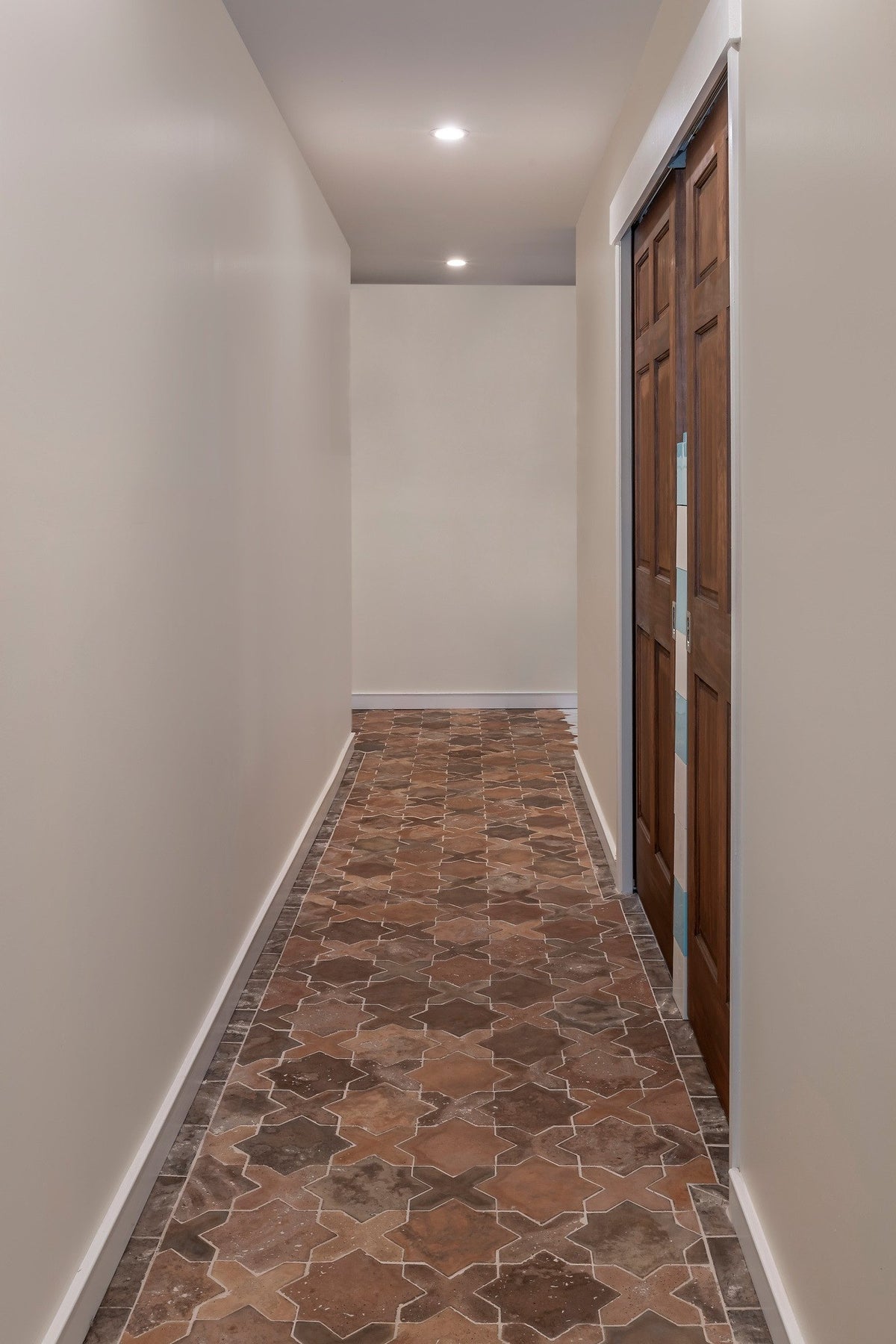 Hallway in Arabesque Pattern 2C
