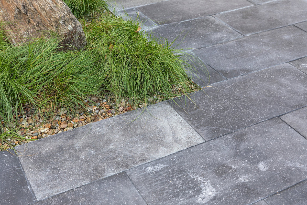 Anticato Nero slabs meet grasses