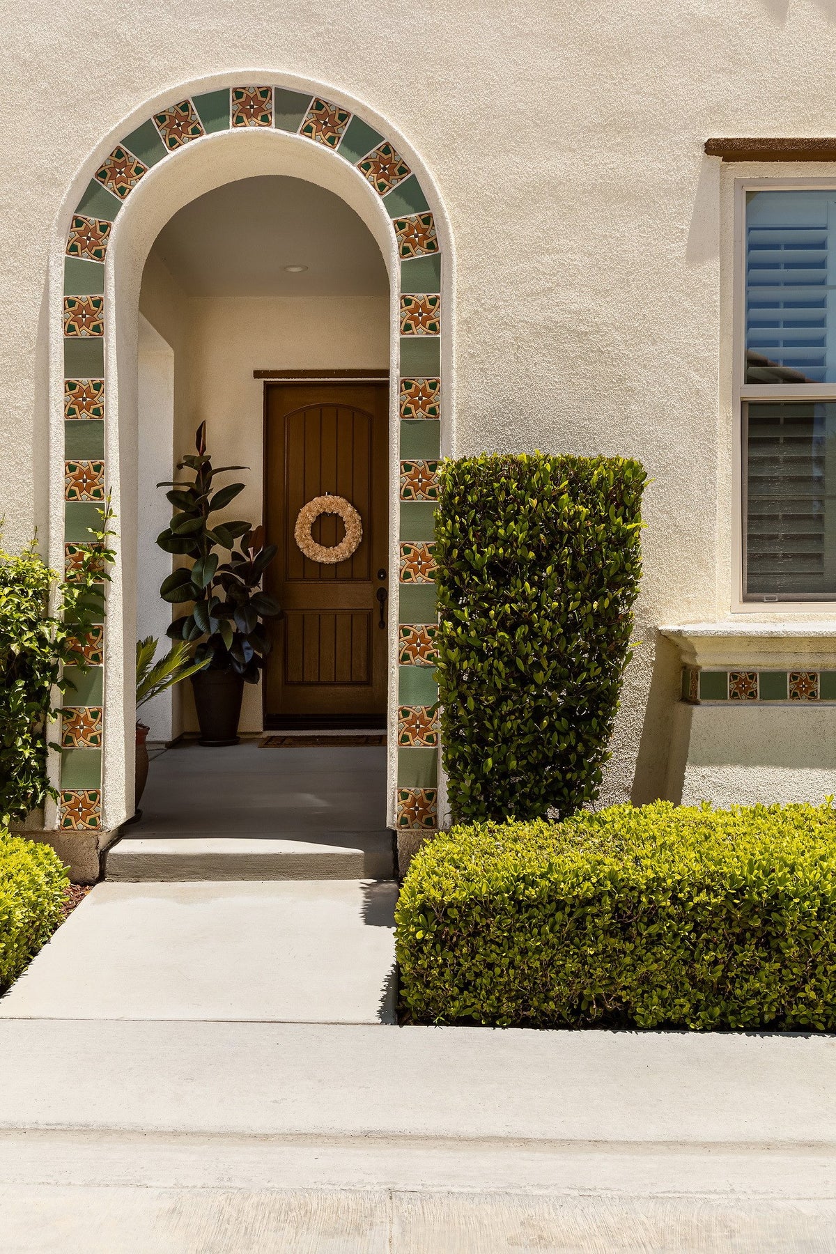 Arched entry with deco tile border
