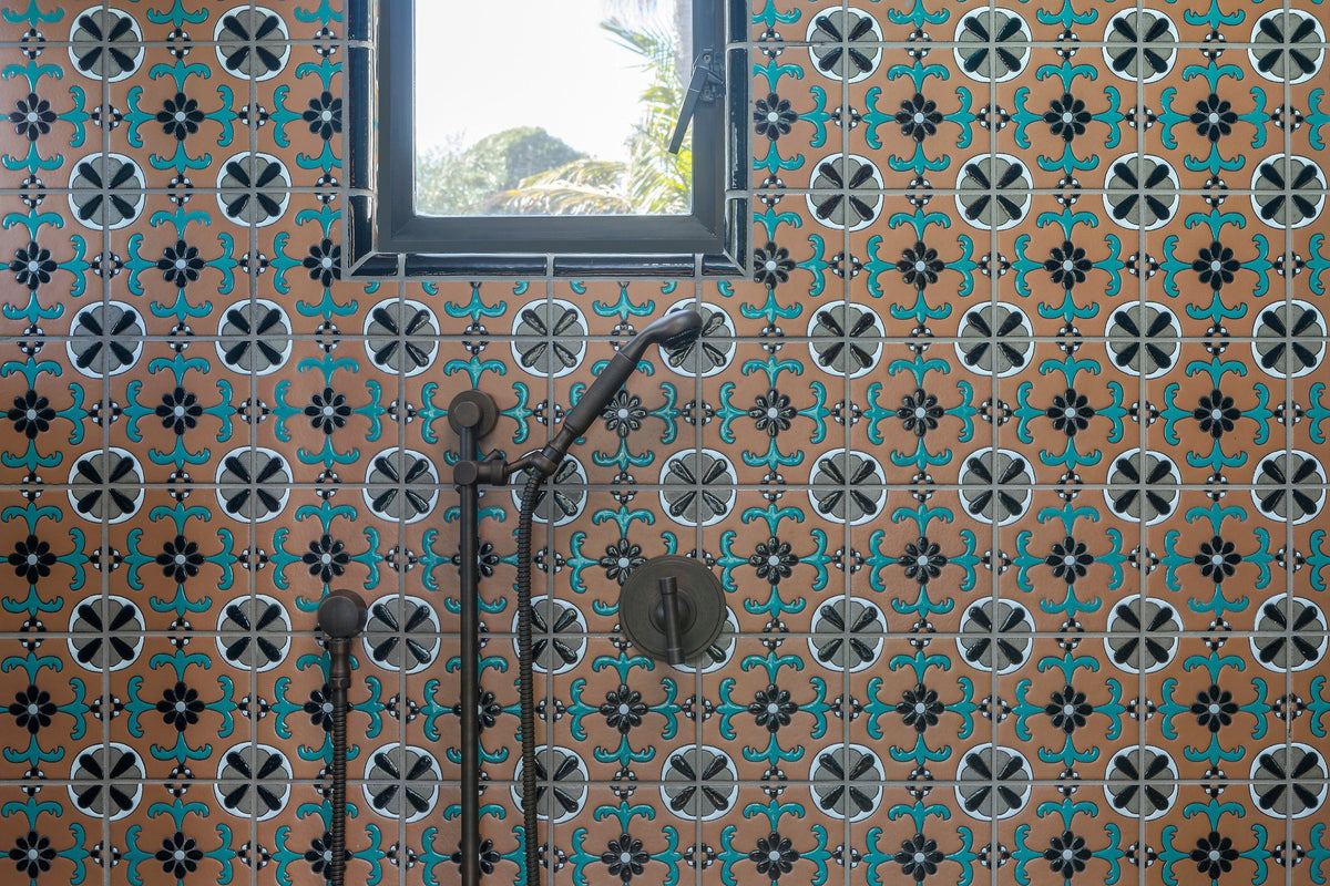 Shower wall in hand-painted decos