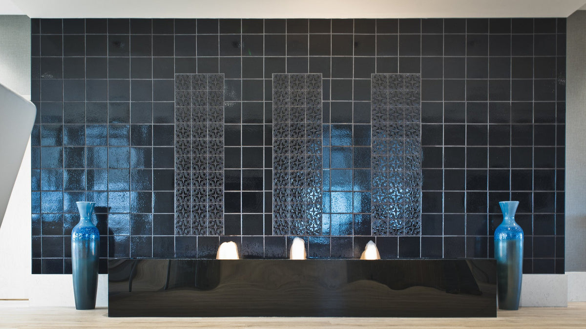 Lobby fountain wall in black Studio