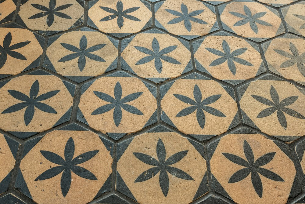 The hexagon deco close, the black design over the blonde body and its distressed face