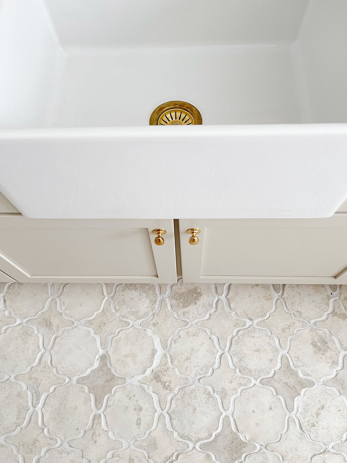 Farmhouse sink over Early Gray tile