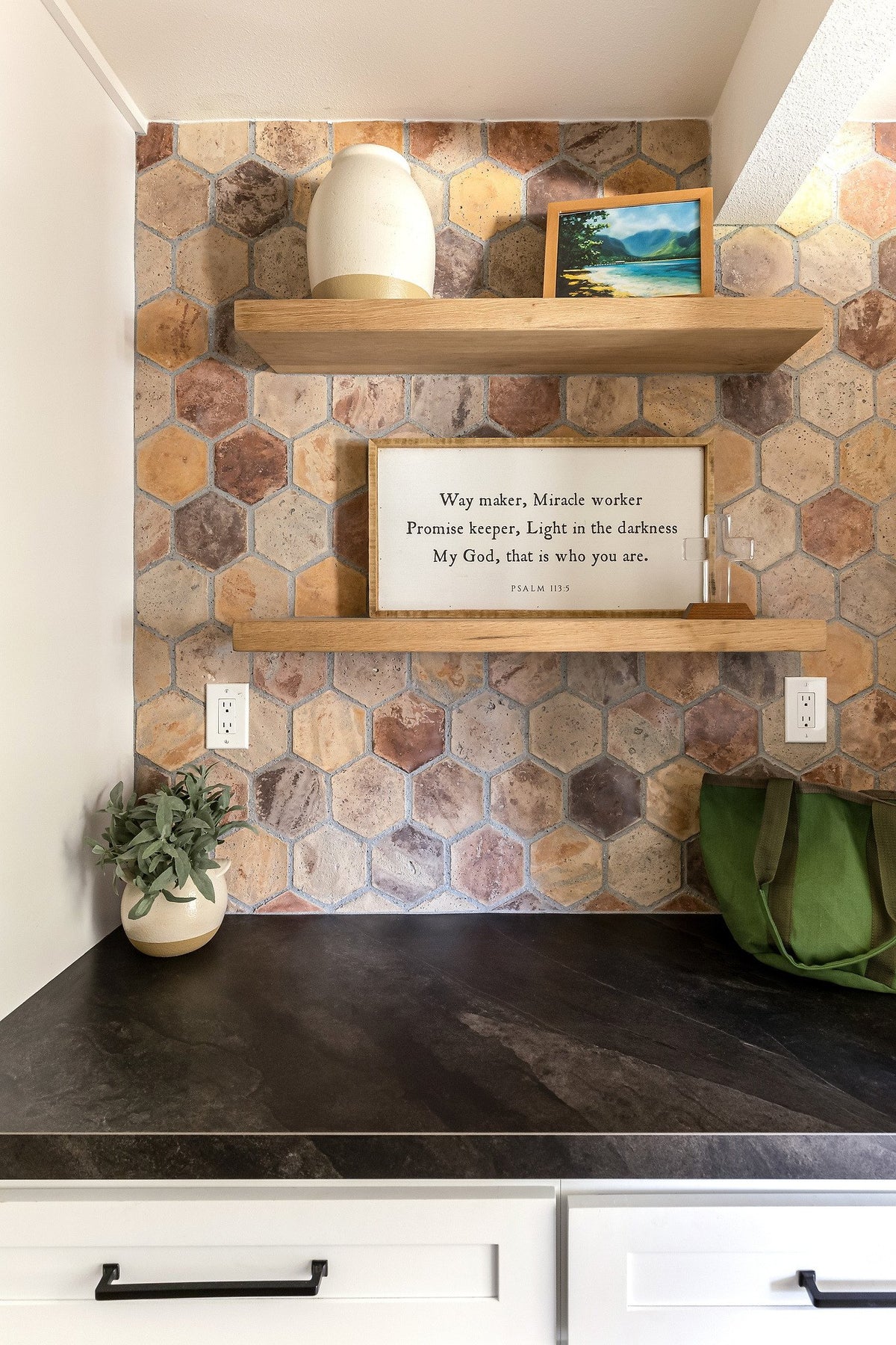 Laundry wall in Creme Fraiche hexagon