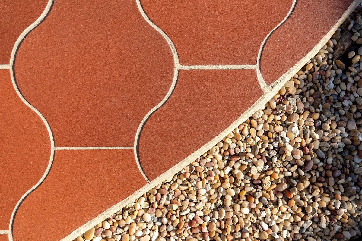 Pata Grande edge meeting pebbles