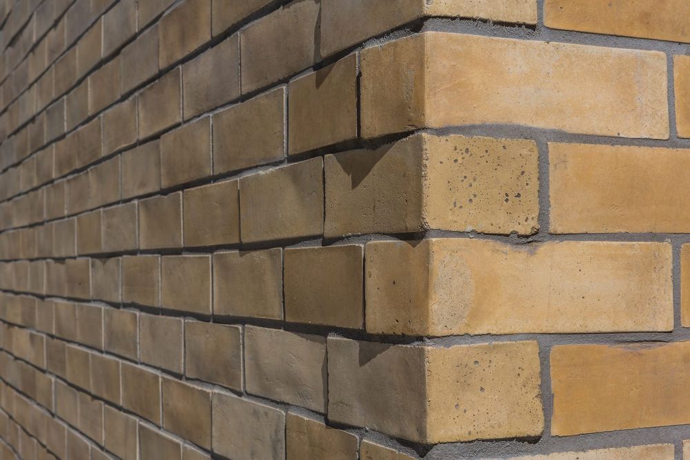 Artillo Brick Veneer in Old California, corner return in raking light
