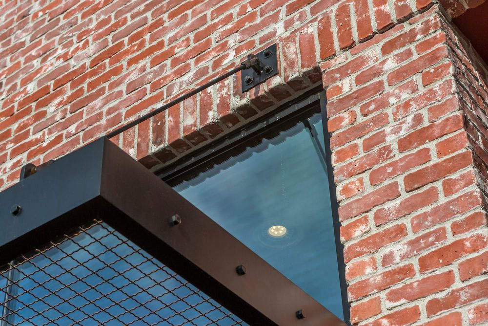 Antik Brick Veneer in Used Brick meeting a steel canopy at Geppetto's Toy Store