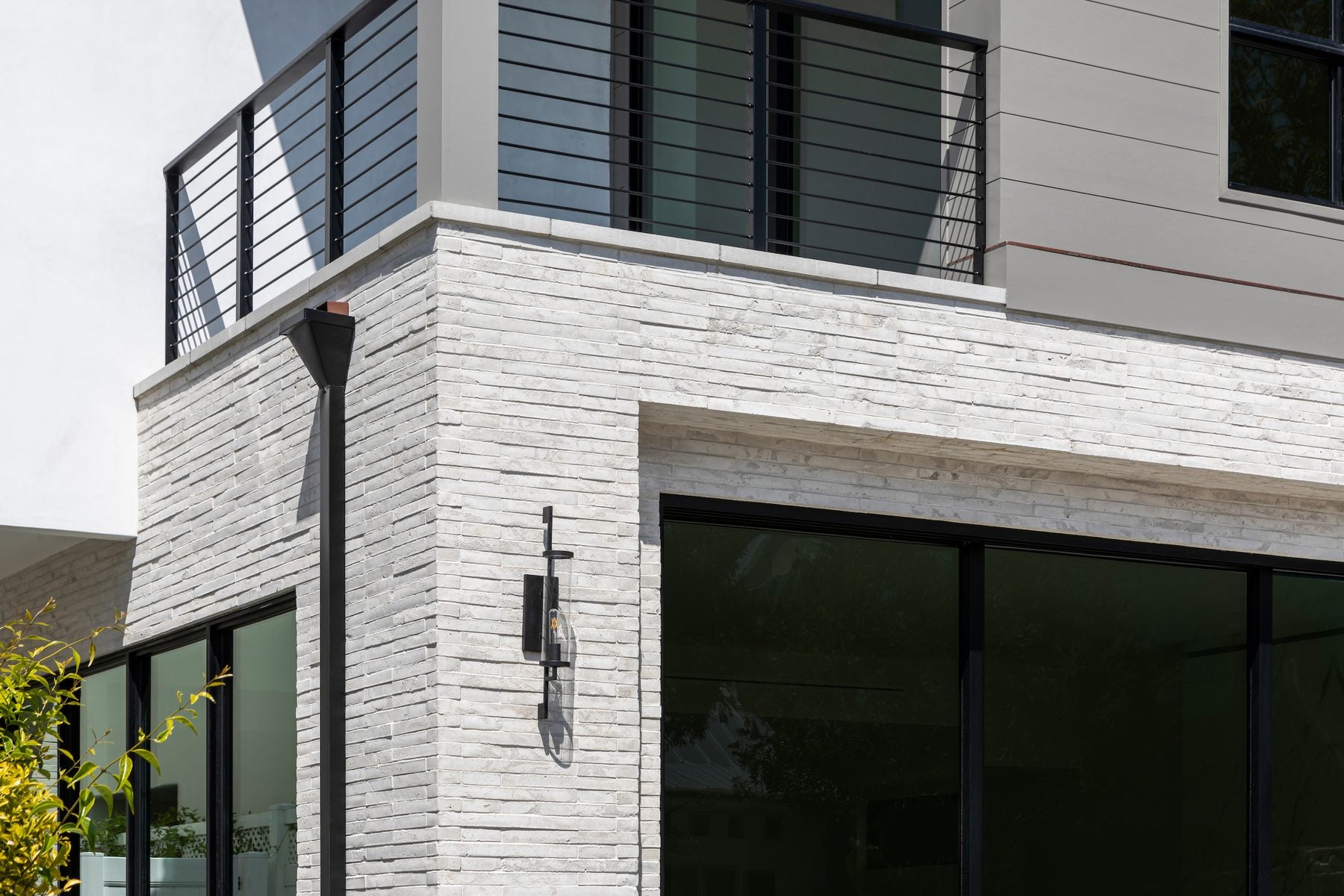 Newport Brick Veneer in Early Gray Limestone, corner return on a Newport Beach facade