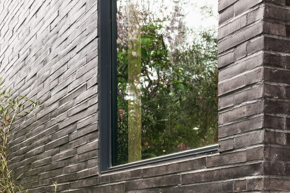 Newport Brick Veneer on a Culver City modern home, dark coursing beside a window