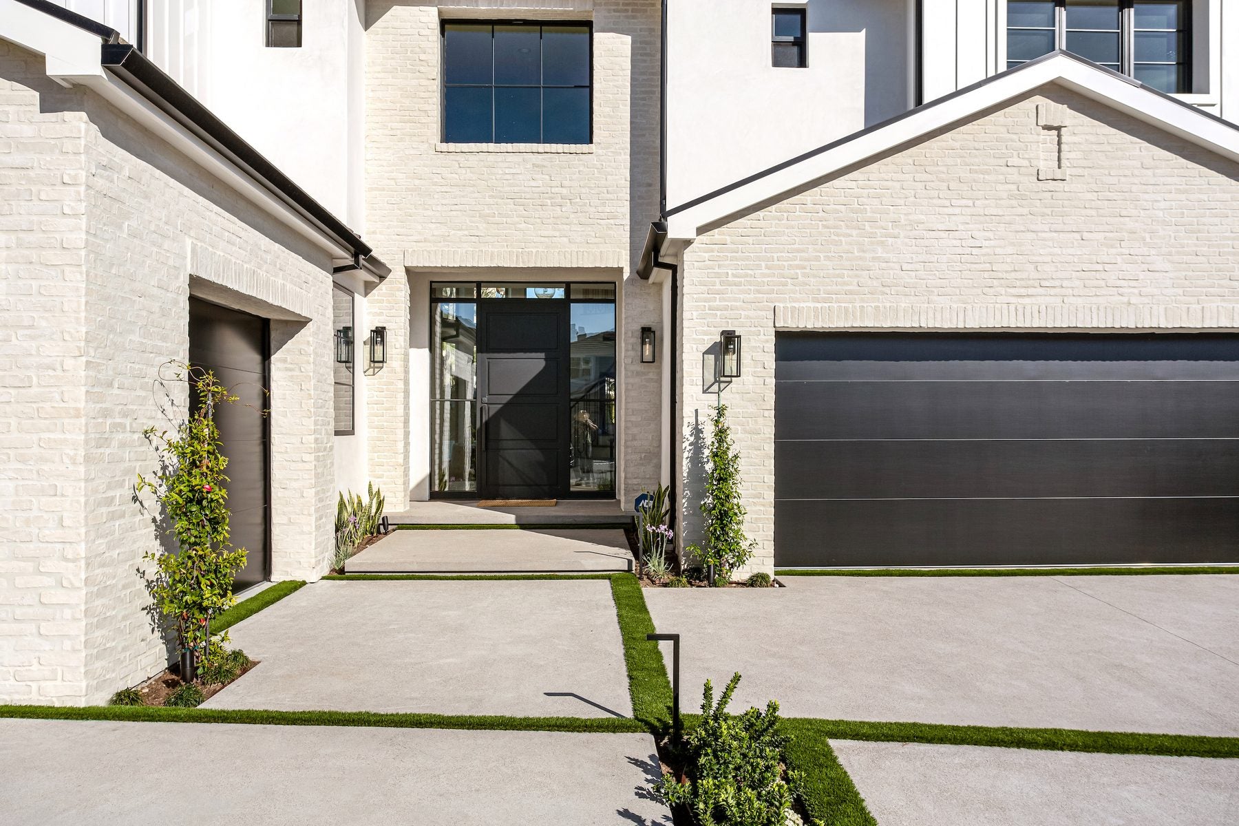 Antik Brick Veneer in 2 by 8 Early Gray on a Huntington Beach facade
