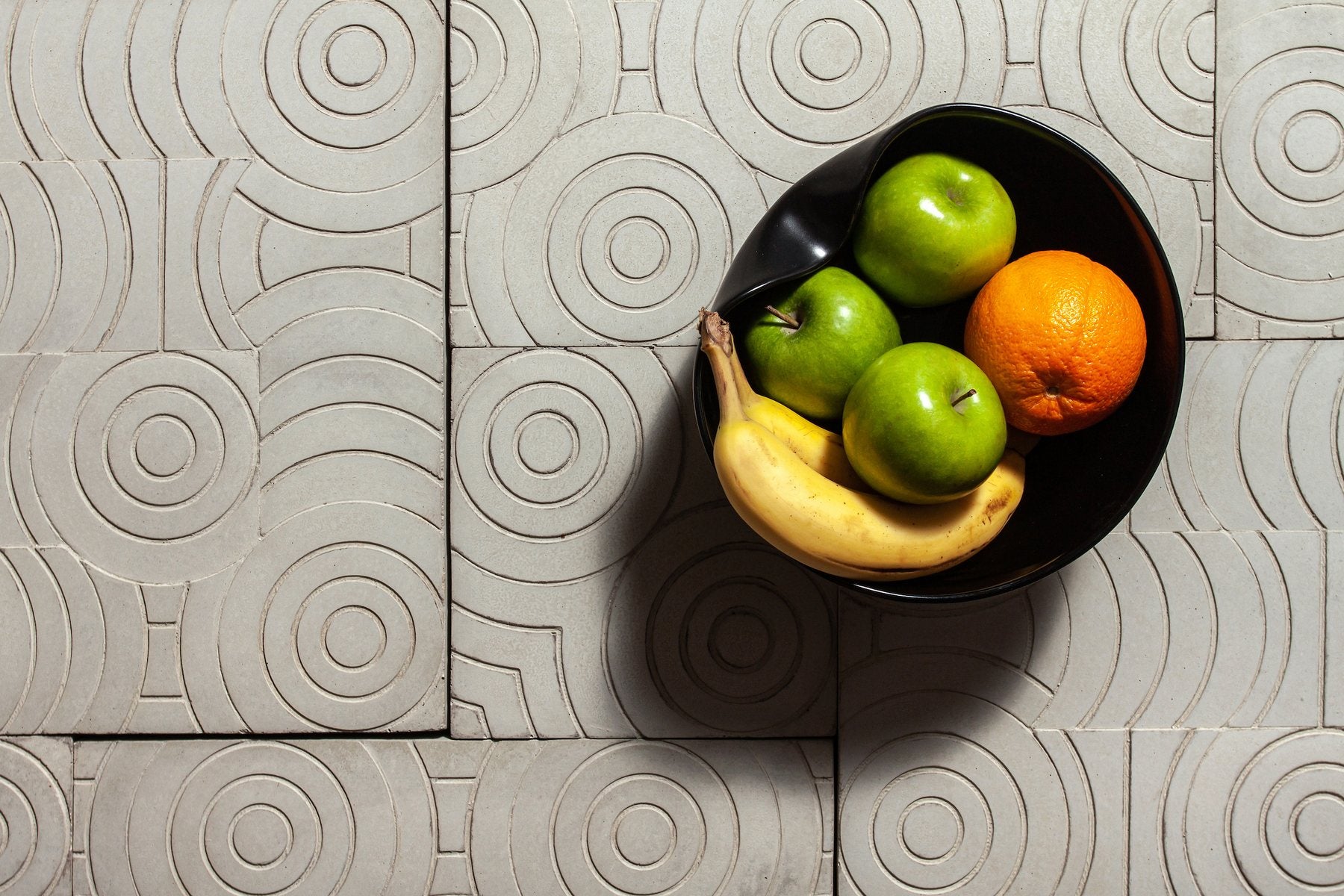 An Echo Series floor in mixed sizes seen from above, with a bowl of fruit on it