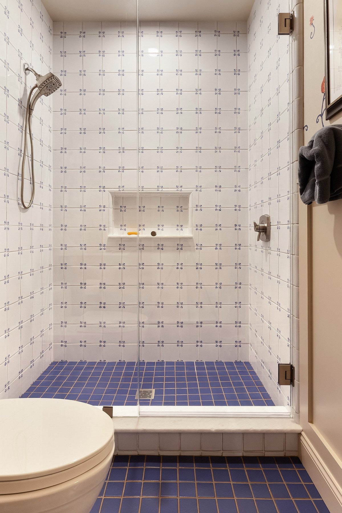 Delft-style shower walls