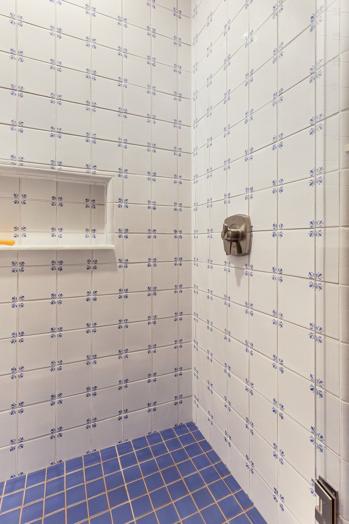 Shower corner with deco walls