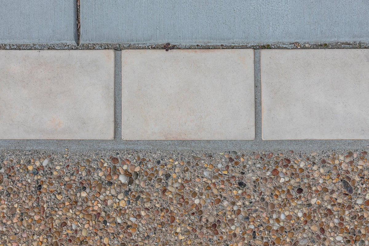 Straight-laid tile at the step edge