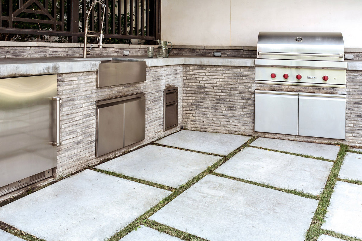 Outdoor kitchen with Villagio brick