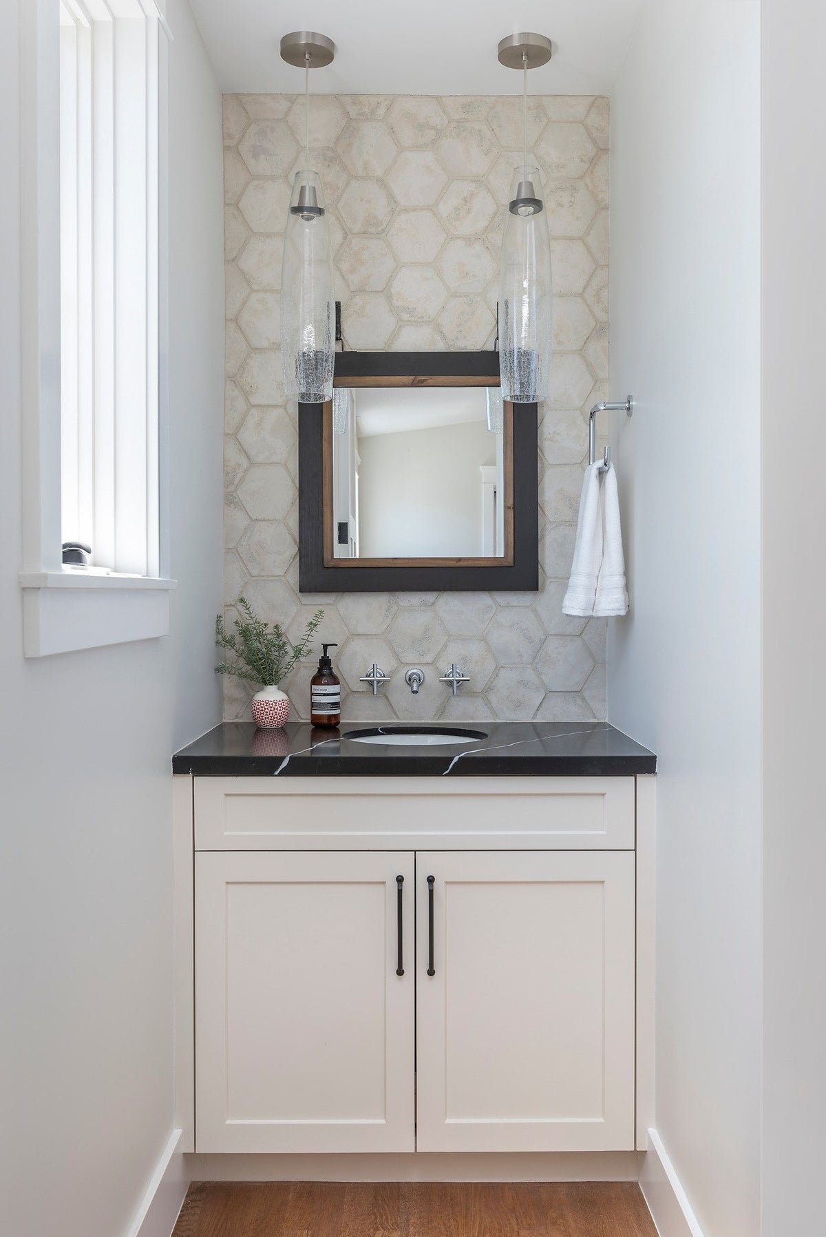 Full view of the tiled vanity niche