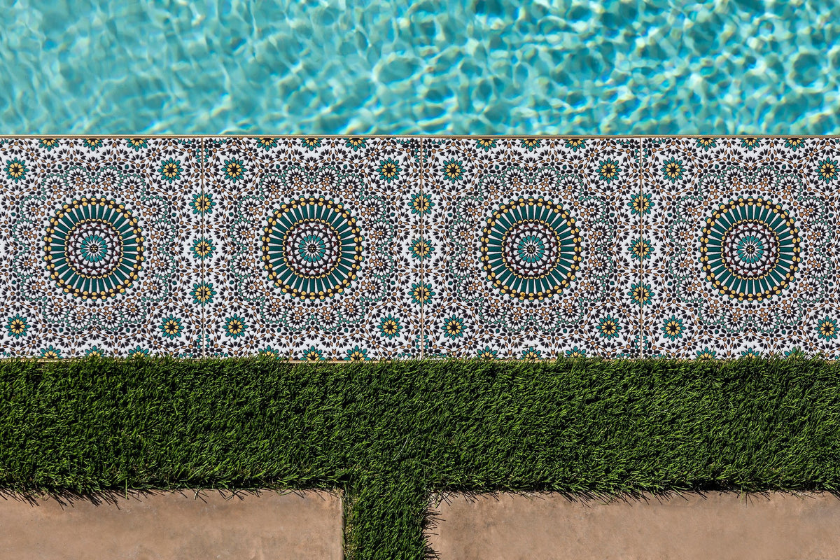 Deco band between water and turf