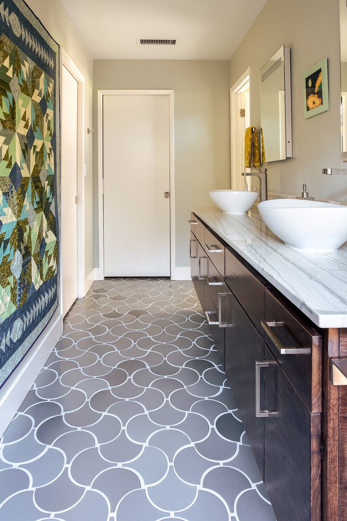 Conche floor running down the bath