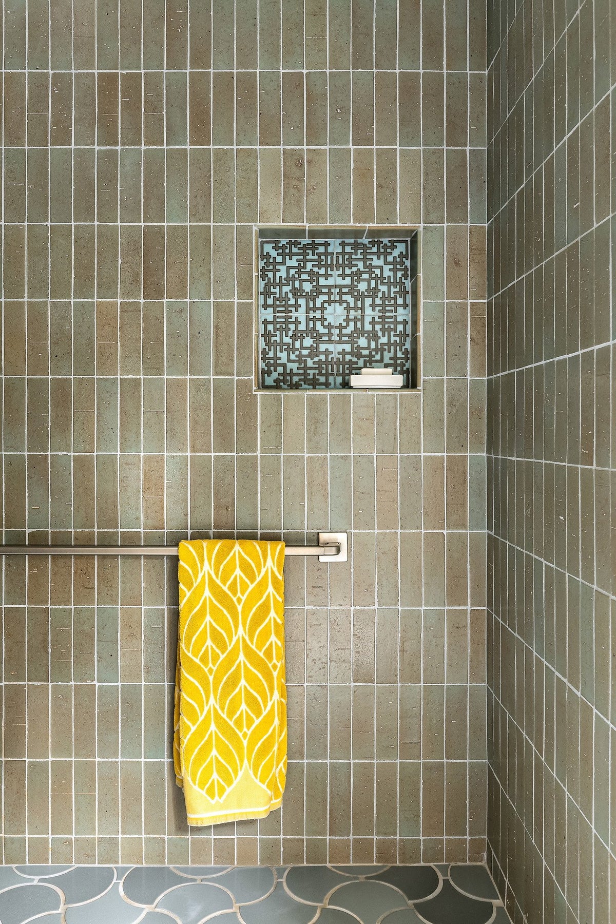 Shower wall with patterned niche