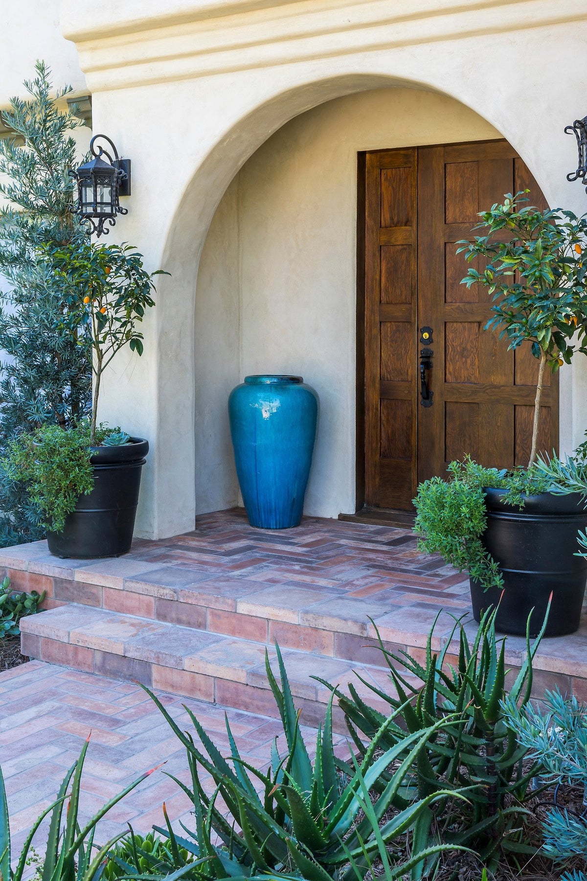 Arched entry with Artillo landing