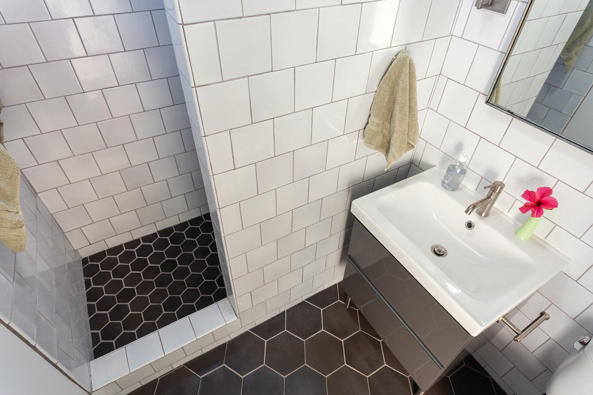 Bath with May Gray hexagon floor