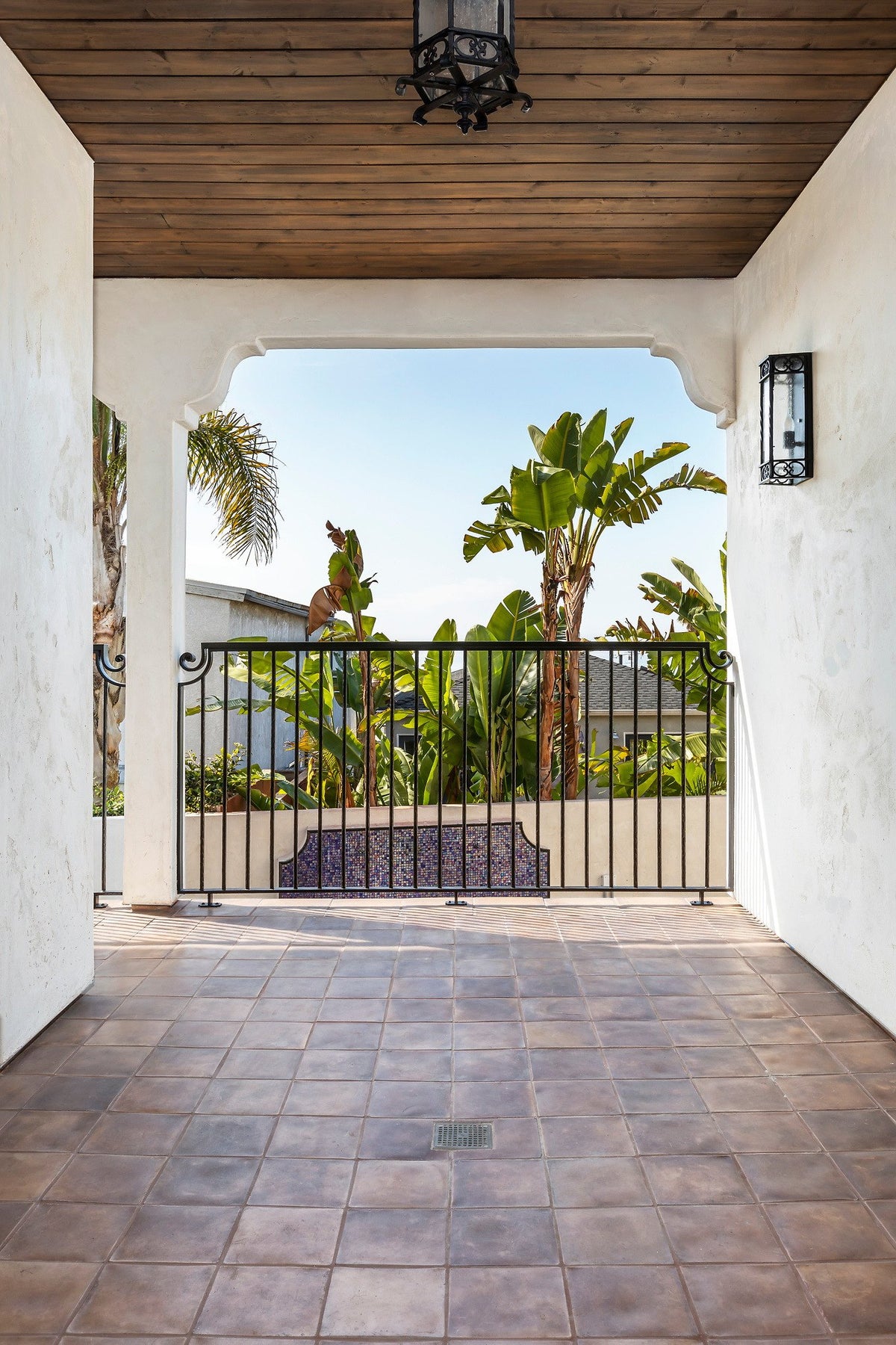 Covered porch with Artillo floor