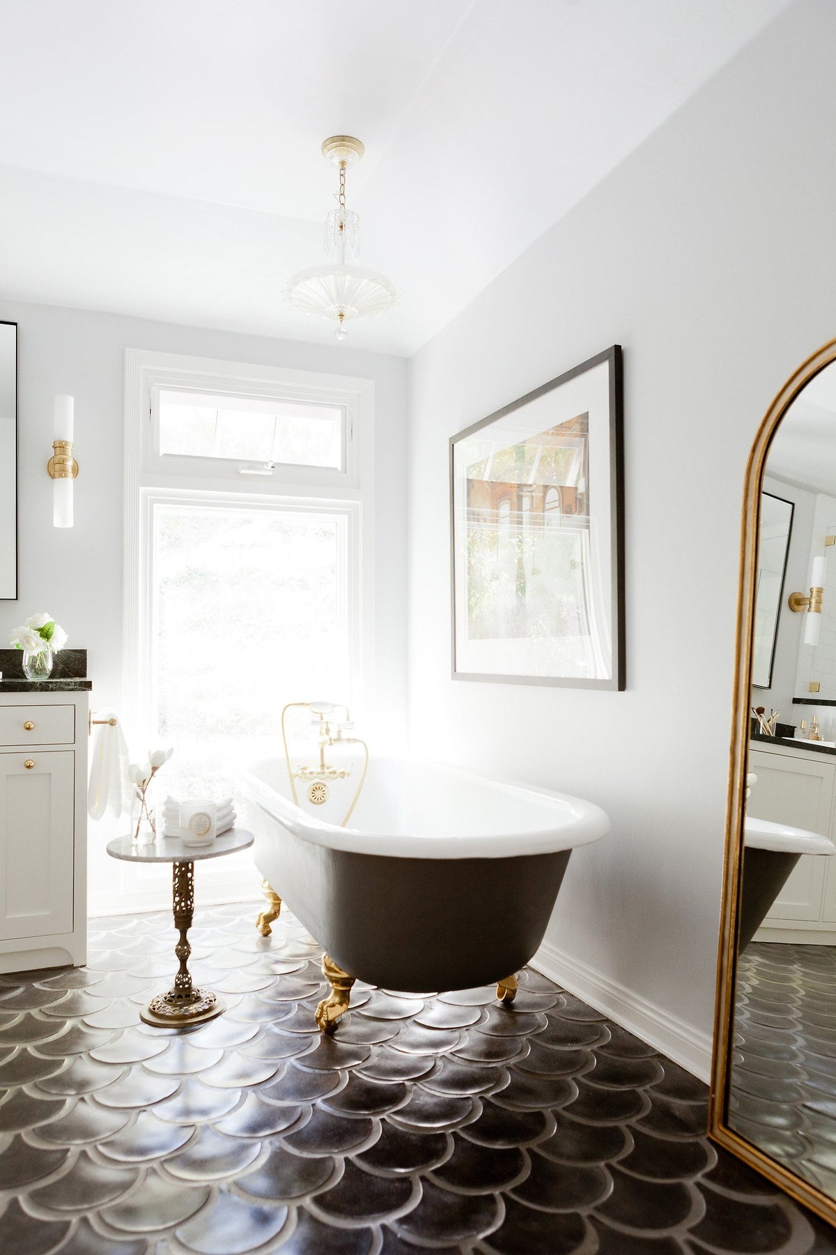 Tub corner with scalloped floor