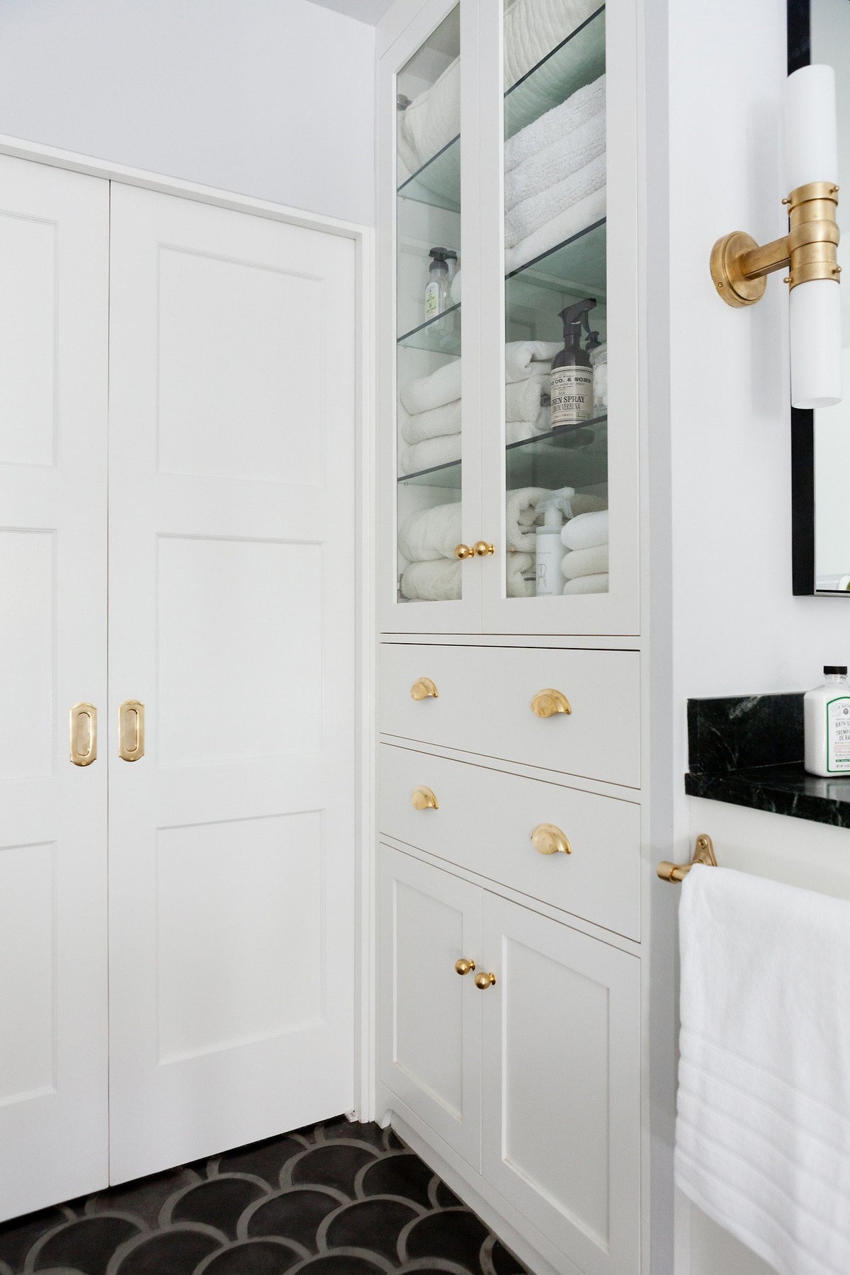 Built-in cabinets and Conche floor