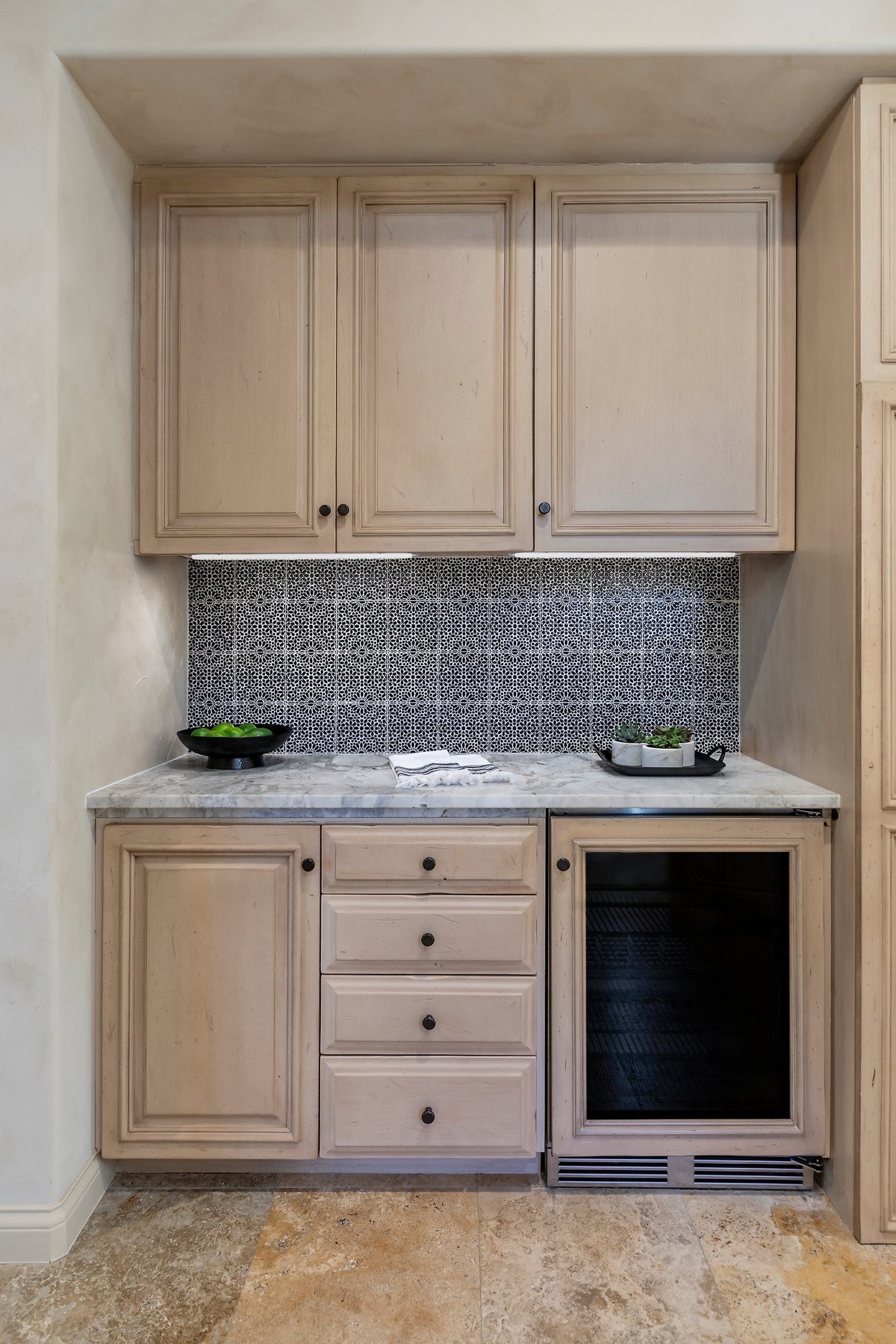 Bar nook with deco backsplash