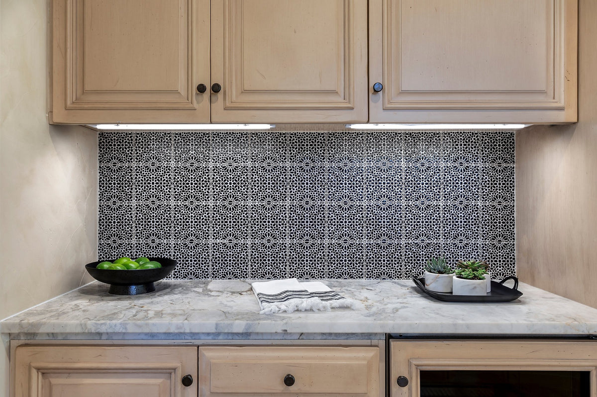 Bar backsplash in 6-inch decos