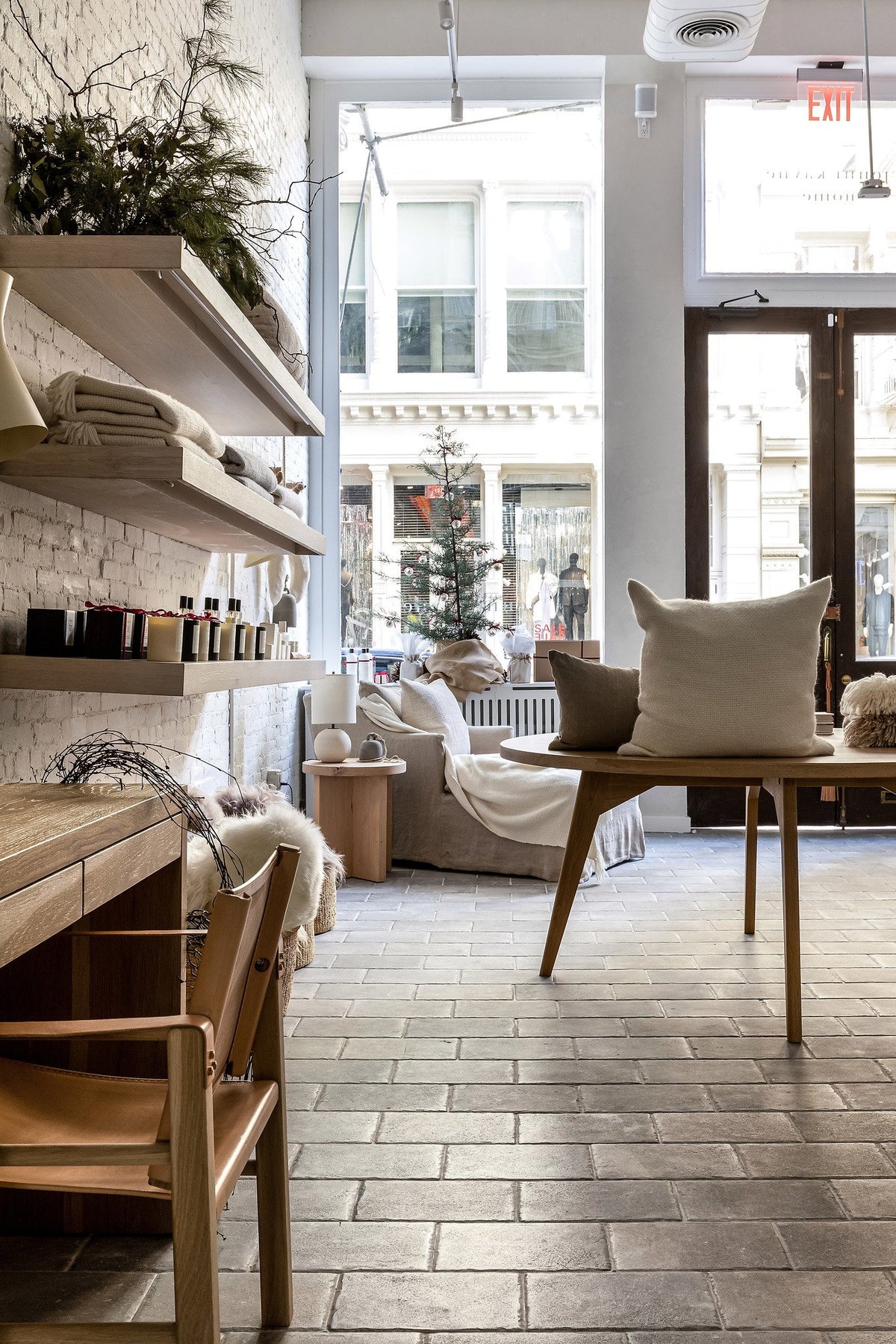 Desk and seating on the Grigio floor