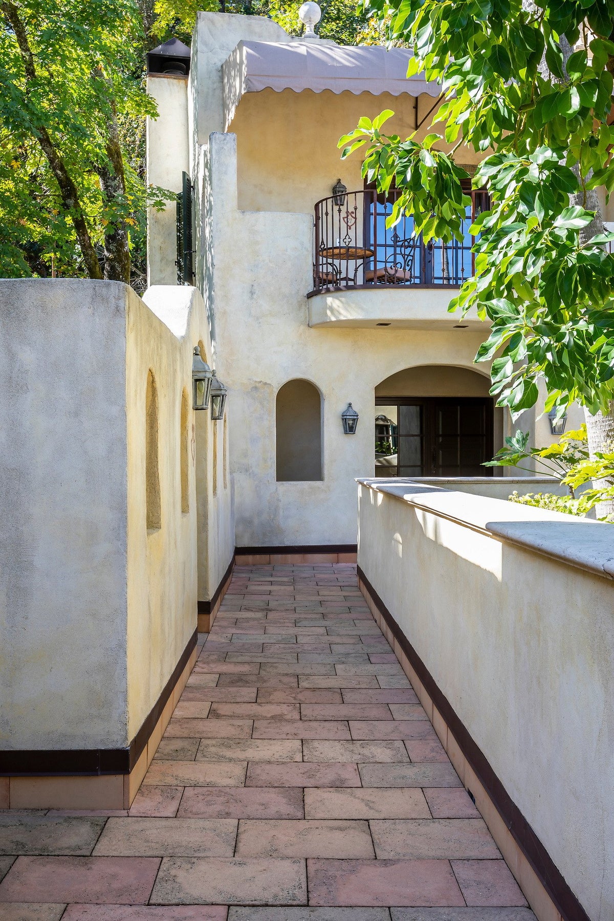 Walkway toward balconied guest wing