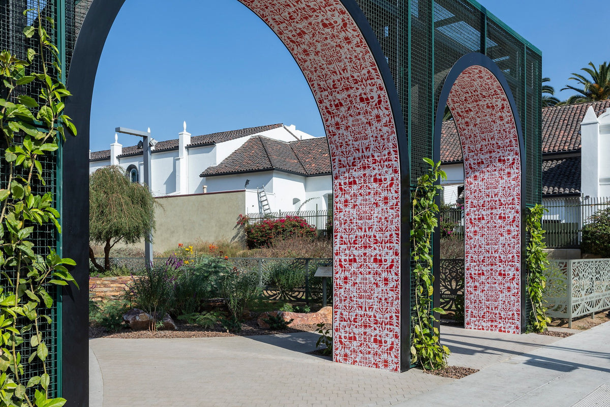 Arch columns in red and white tile