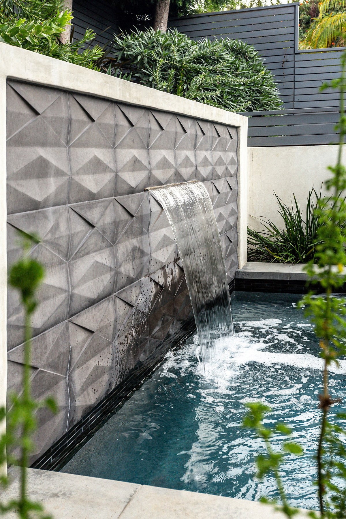 Side view of the tiled wall
