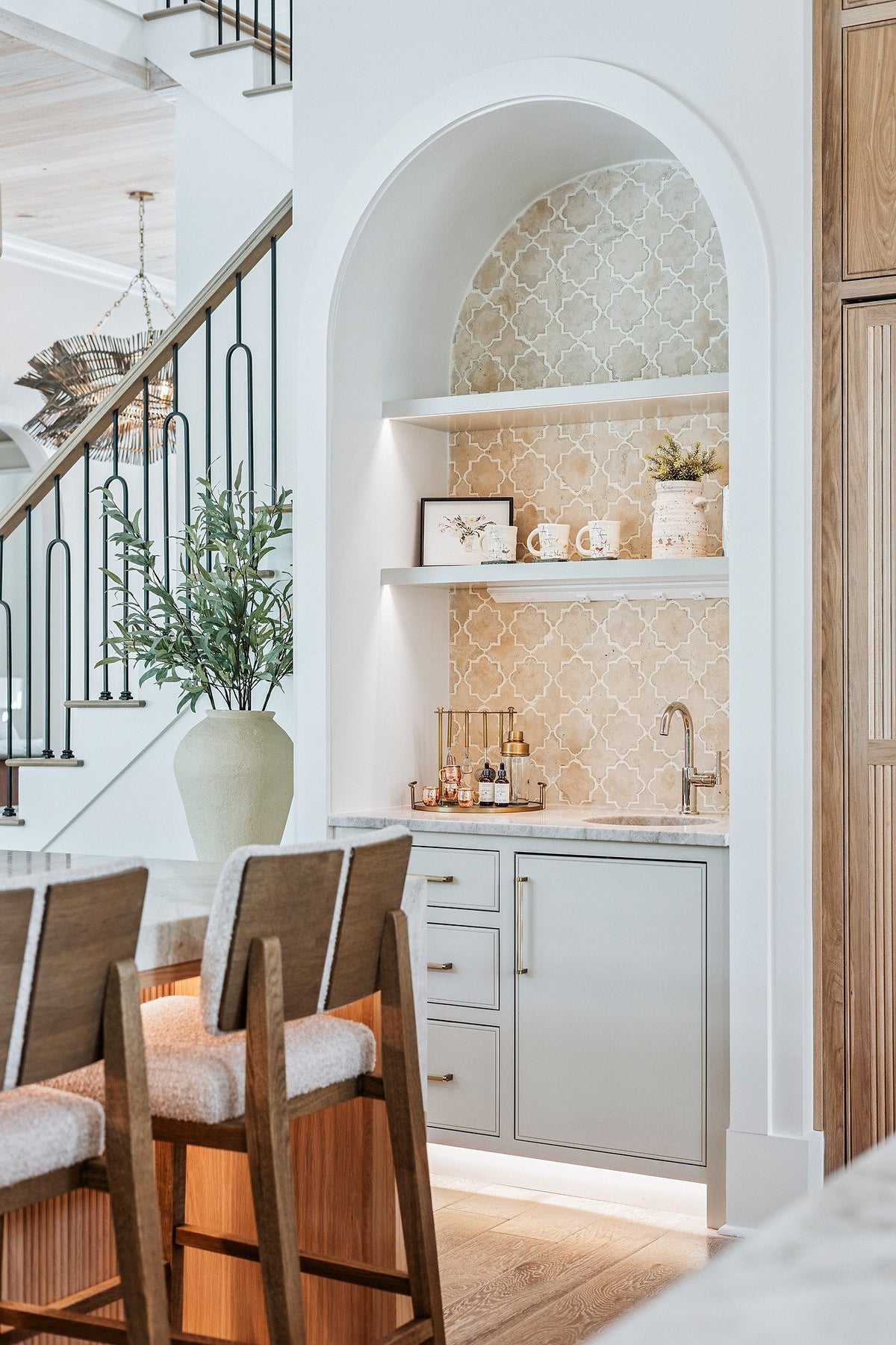Arched bar niche lined in Arabesque
