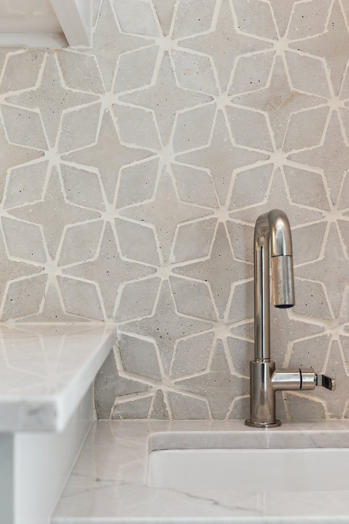 Star pattern tile at the bar sink