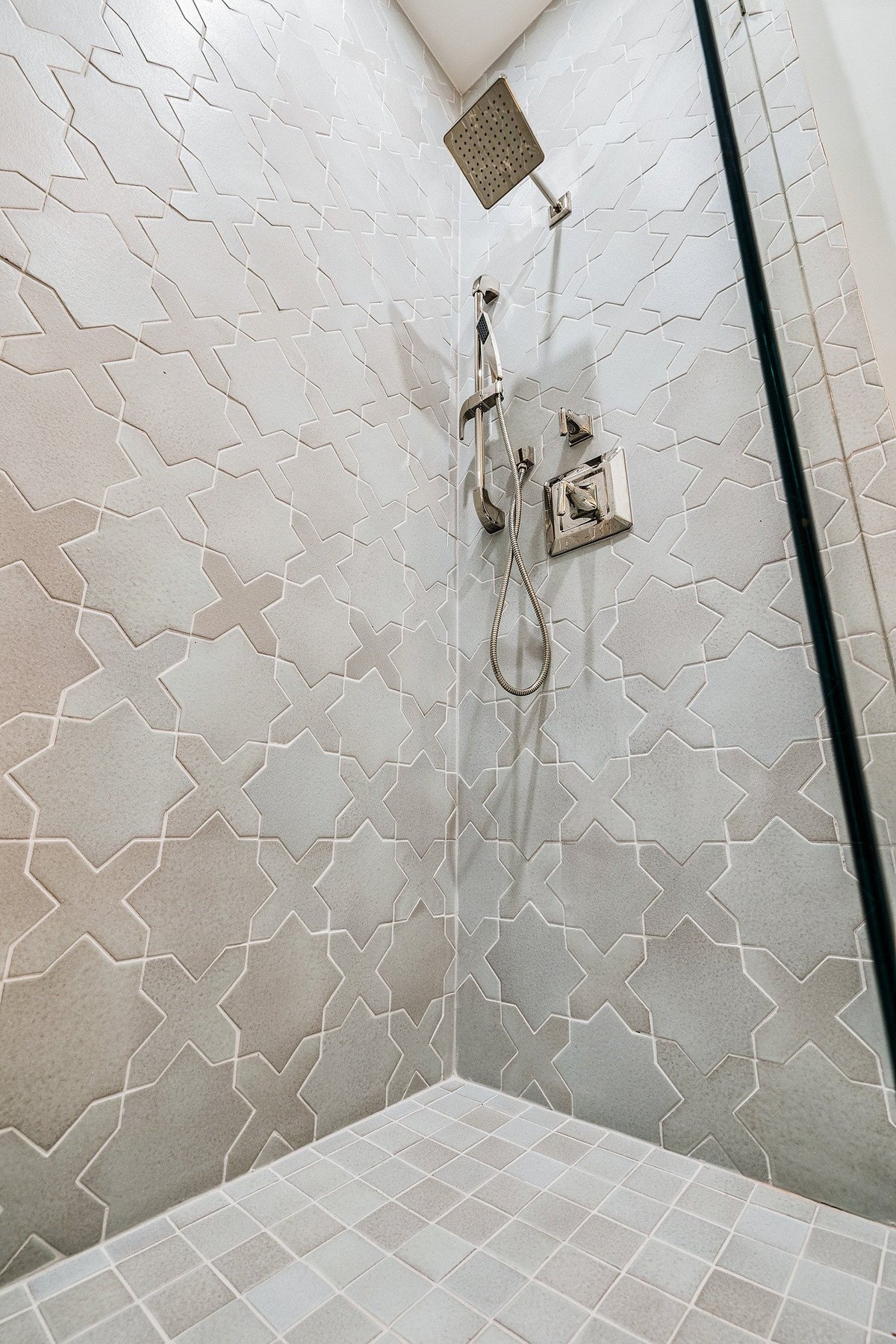 Shower lined in star pattern tile