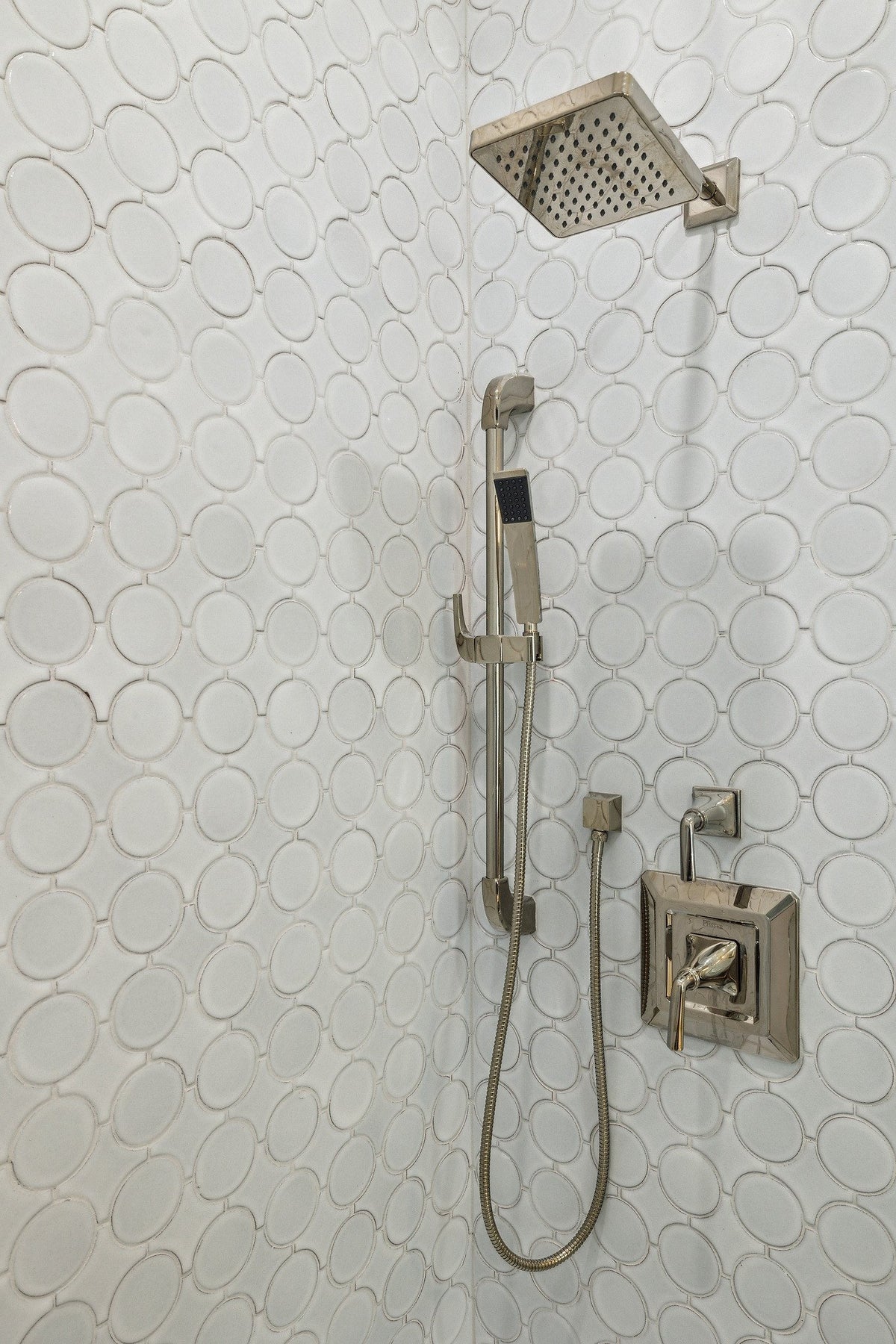 Shower wall of circle tile