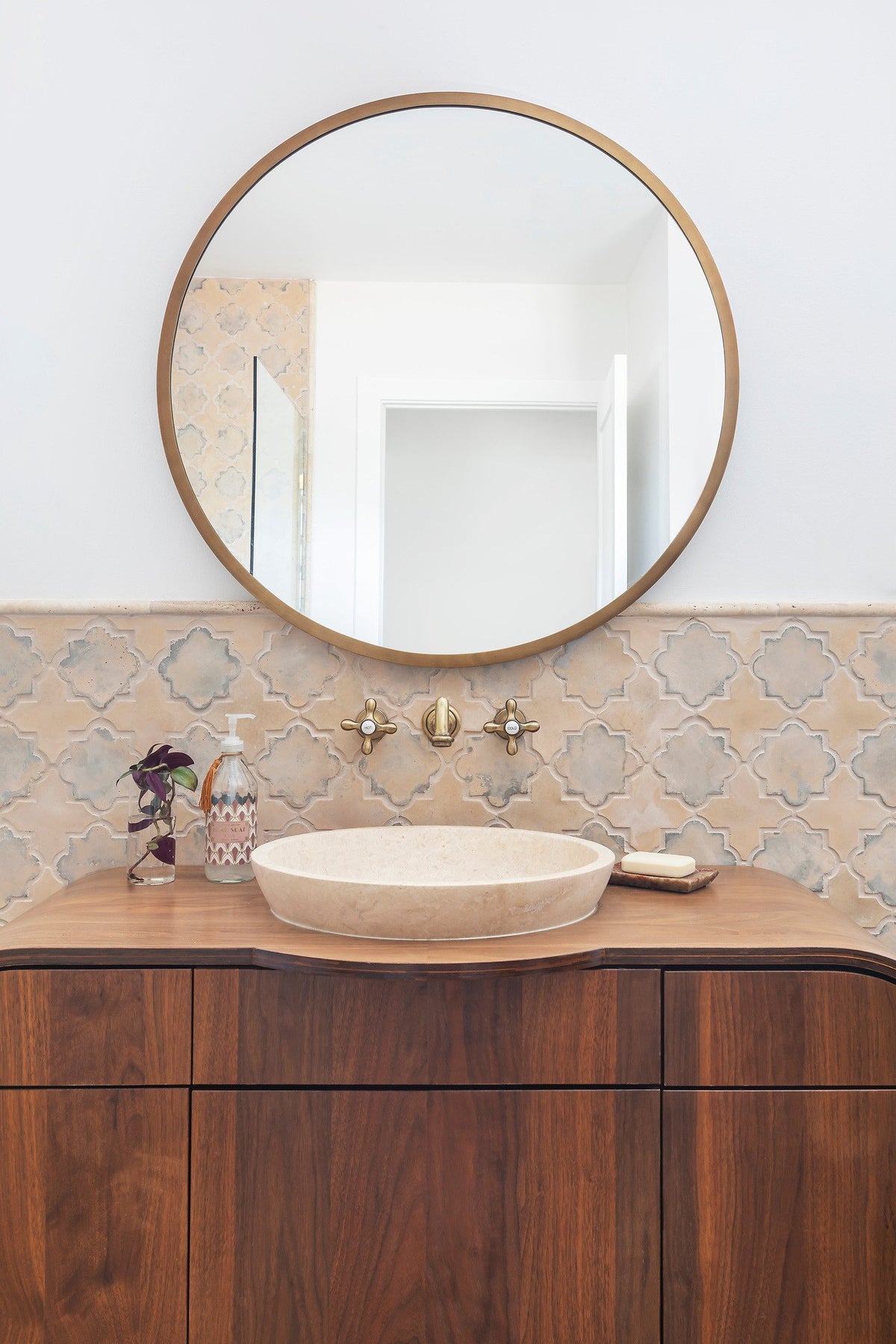 Round mirror over Arabesque wainscot