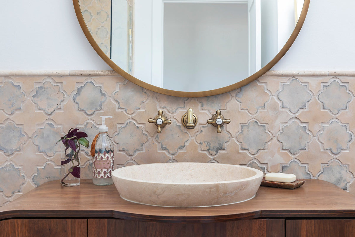Vessel sink against Winslet tile