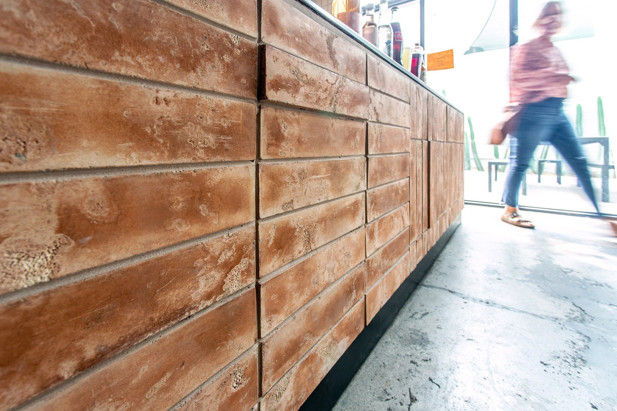 Long tile wall at the entry