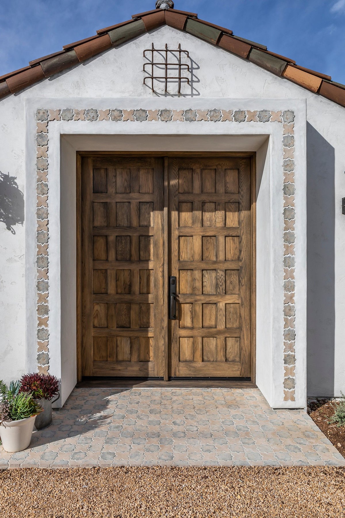 Entry framed in Winslet tile