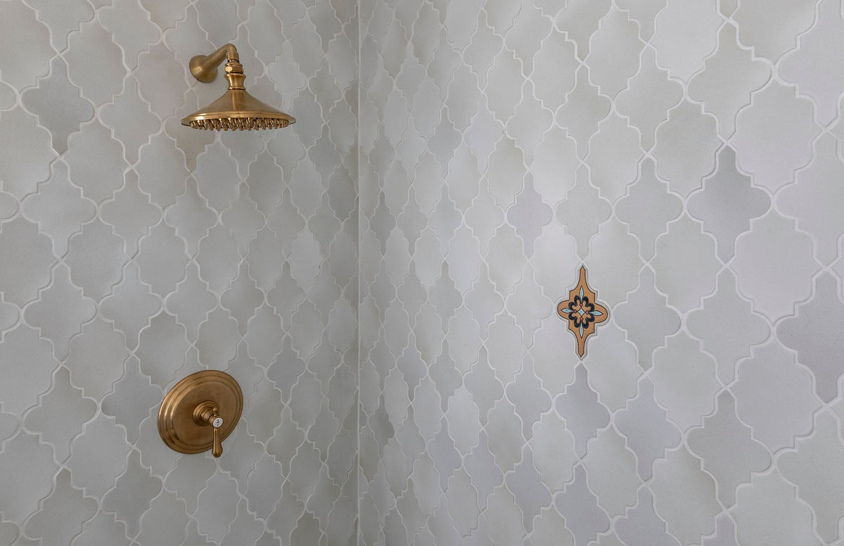 Sierra Snow arabesque shower wall