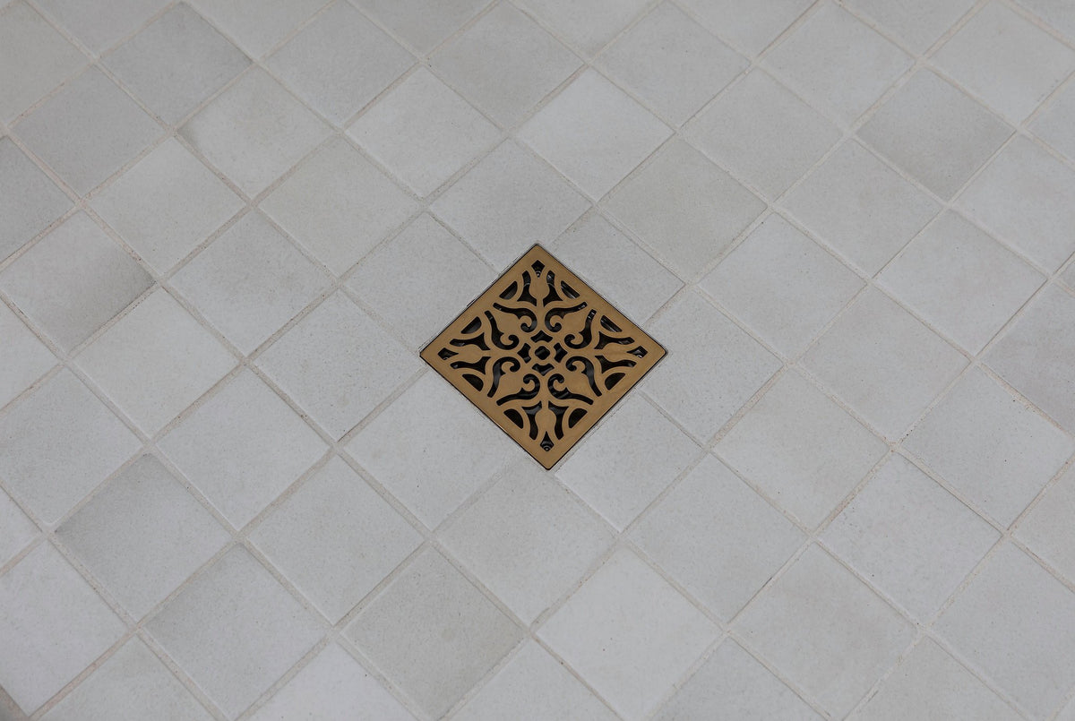 Shower floor with deco accent