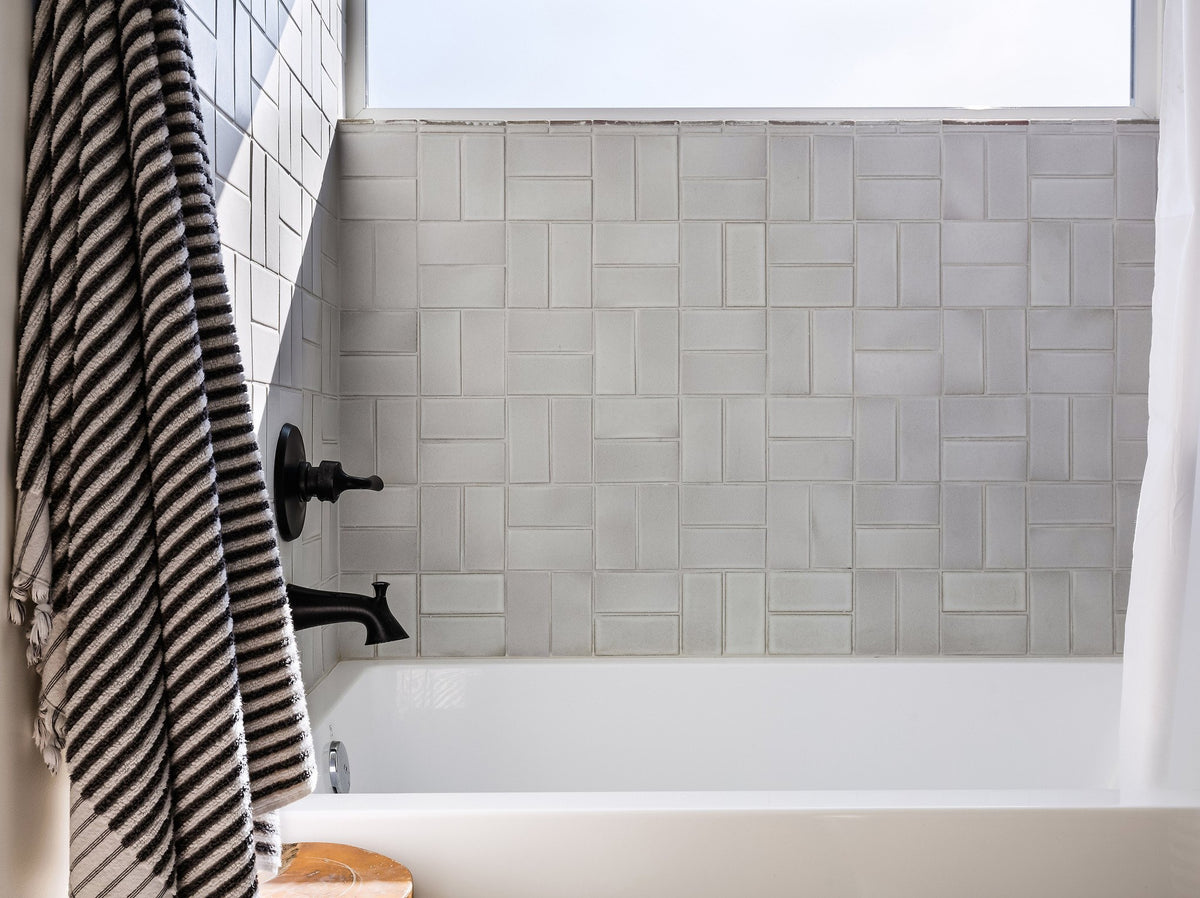Tub surround in Studio Sierra Snow